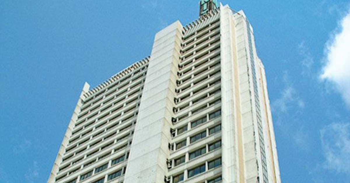 Descubra a NECOM House, o emblemático arranha-céus de Lagos, símbolo do crescimento económico da Nigéria. Com 160 metros de altura distribuídos por 32 pisos, esta imponente torre encarna a modernização da infra-estrutura do país. Projetada por arquitetos britânicos e construída com uma estrutura de concreto armado, a NECOM House é um farol na paisagem urbana de Lagos, testemunhando o crescimento económico da Nigéria. Apesar dos desafios enfrentados, esta torre icónica continua a ser uma testemunha do progresso e da ambição de uma nação em crescimento.