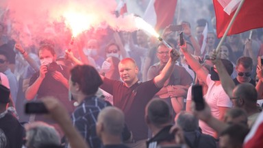 Marsz Powstania Warszawskiego. Policja interweniowała przez tęczowe flagi?