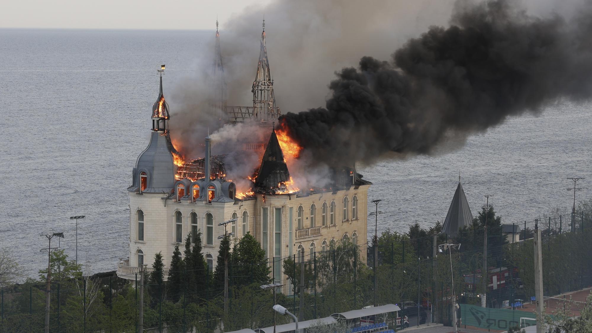 Na snímke budova patriaca právnickej akadémii horí po ruskom leteckom útoku v ukrajinskej Odese 29. apríla 2024.