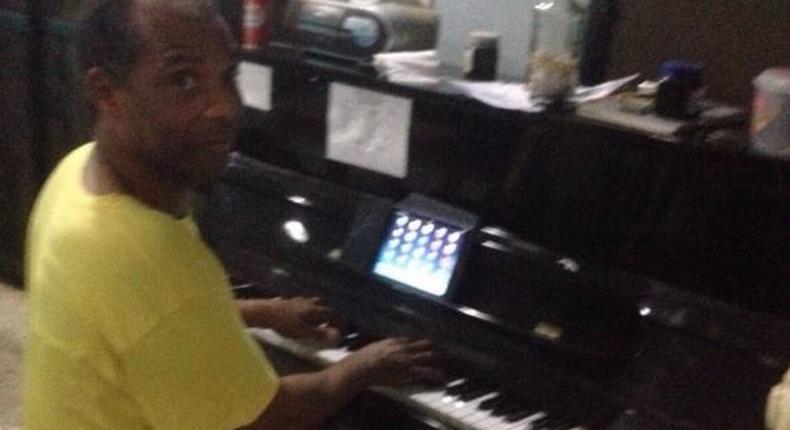 Femi Kuti playing his piano days after his surgery.