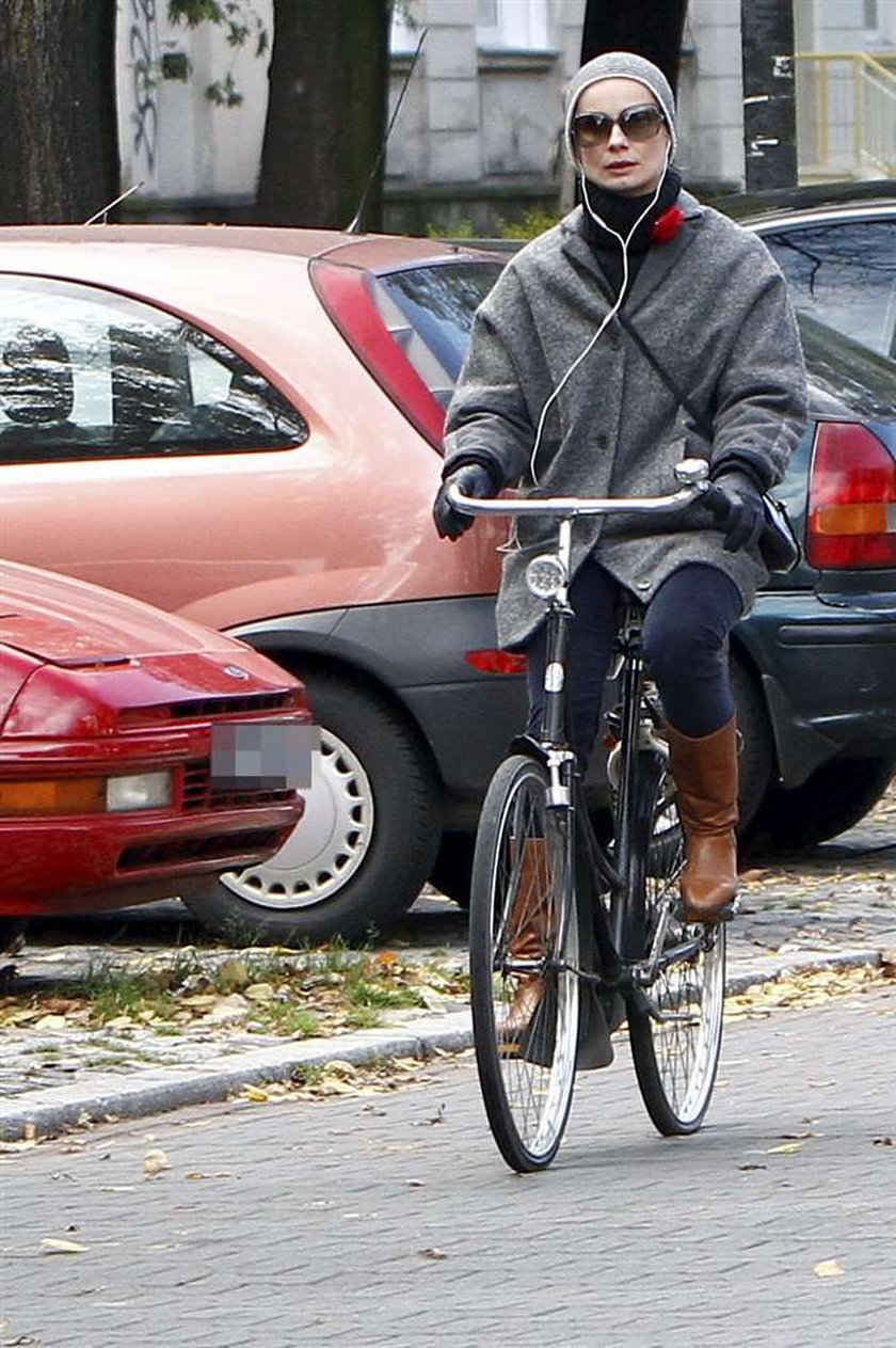 Tak się wozi polska gwiazda! Na rowerze