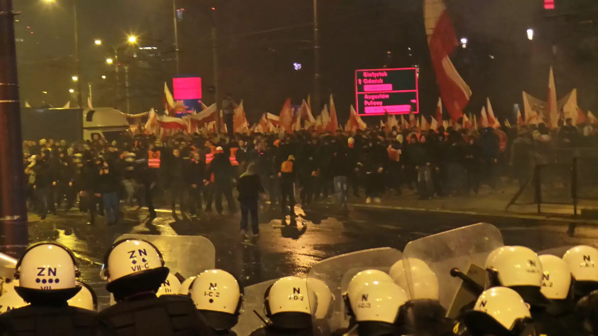 Obcokrajowcy w Polsce ostrzegają. "11 listopada nie wychodźcie z domów!"