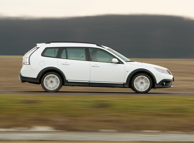 Saab 9-3X - szwedzka maszyna zakutą w zbroję. Dzielnie zwalczy dziki teren, choć woli asfaltowe bulwary. Mogą być dziurawe jak sito...