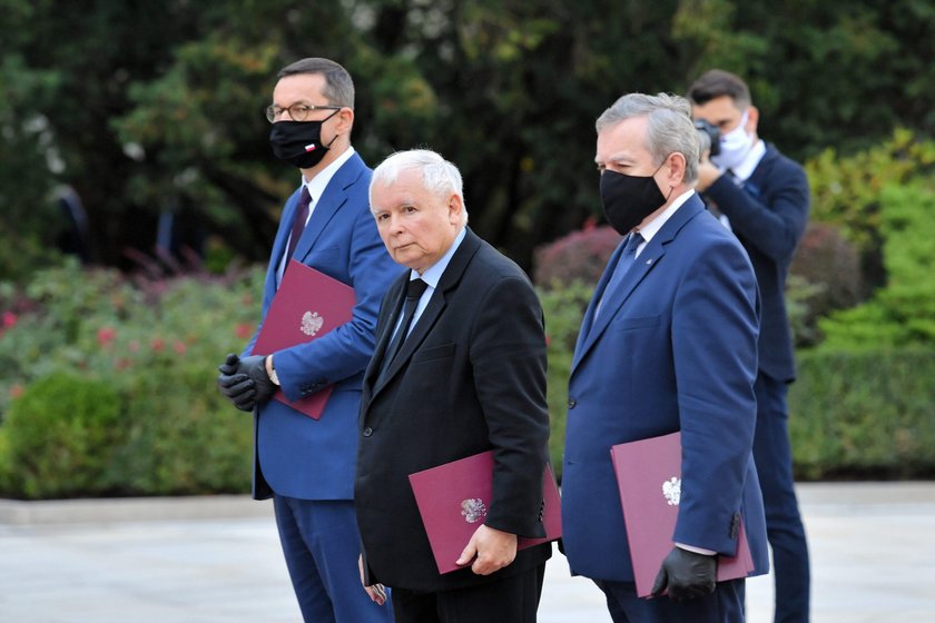 Premier Mateusz Morawiecki, wicepremier Jarosław Kaczyński oraz wicepremier, minister kultury i sportu Piotr Gliński podczas uroczystości w ogrodach Pałacu Prezydenckiego w Warszawie