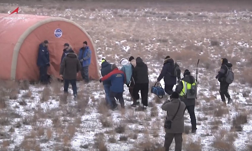 Tim Roskosmosa prenosi astronauta Alekseja Zubrickog nakon sletanja u Kazahstanu 9. decembra