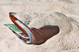 Gde sakriti novac na plaži da ga lopovi ne pronađu: 4 vrhunska trika za zaštitu od krađe