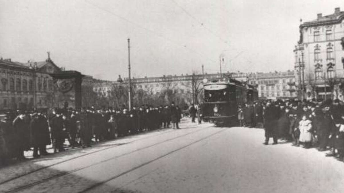 Będzie kursować między placem Narutowicza na Ochocie a Bielanami. W związku z rocznicą otwarcia pierwszej w Warszawie zelektryfikowanej linii tramwajowej, w niedzielę na ulicach stolicy pojawią się niecodzienne pojazdy. Specjalna linia "E" obsługiwana będzie zabytkowym taborem.