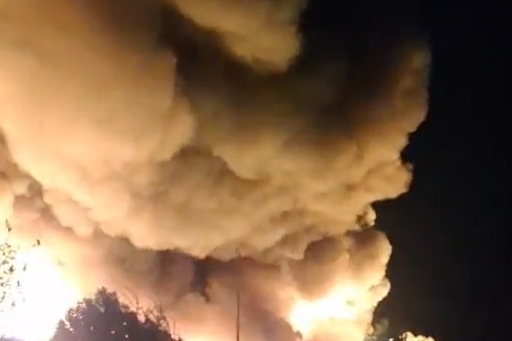 (VIDEO) Izbio veliki požar u postrojenju za reciklažu kod Larise u Grčkoj: Oblak dima bio vidljiv sa udaljenosti od 30 kilometara