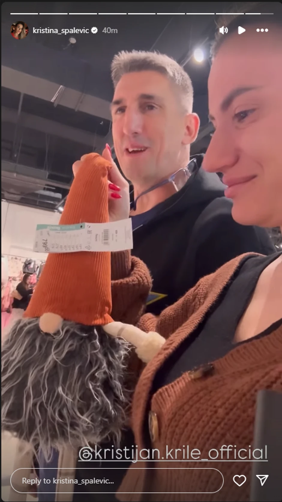 Kristijan Golubović i Kristina Spalević u prodavnici