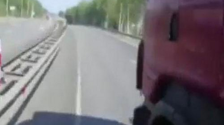 Kamion karambolozott busszal az autópályán – videó!