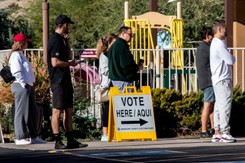 Masowe awarie maszyn wyborczych w Arizonie. 'Nikt nie zostanie pozbawiony prawa głosu'