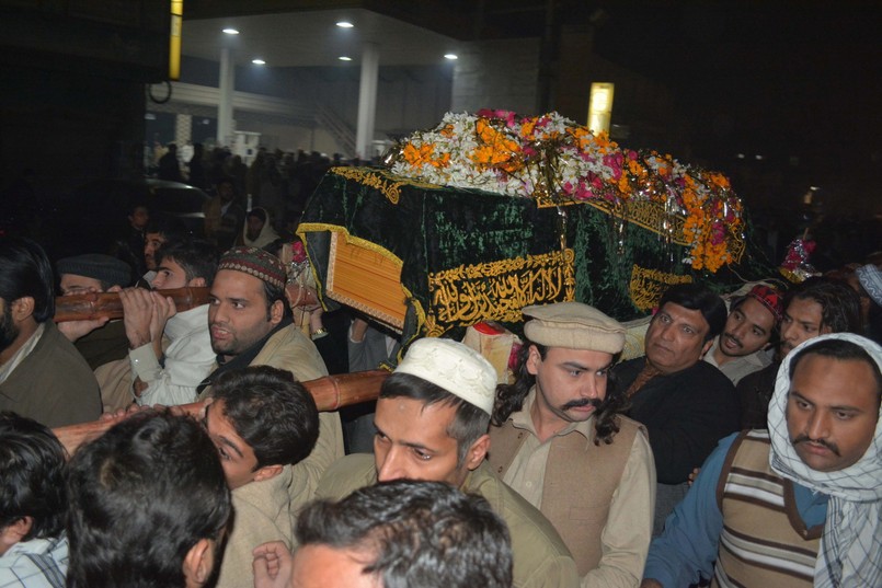 Z doniesień internetowego wydania "Idenpendenta" przebija horror tego ataku - nauczyciel spalony żywcem na oczach uczniów, rzucane na boisko granaty, chłopcy zabijani kulą w głowę, śmierć 2-letniego dziecka, które znalazło się akurat w szkole... ZOBACZ DRASTYCZNE ZDJĘCIA Z PESZAWARU
