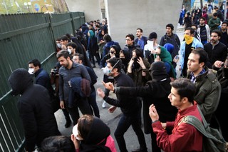 Iran: Nie ustają antyrządowe protesty. W Teheranie - starcia z policją