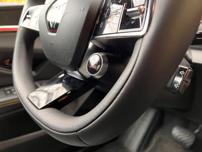 Renault Megane E-Tech Electric. Okrągły przycisk służy do zmiany trybów jazdy.