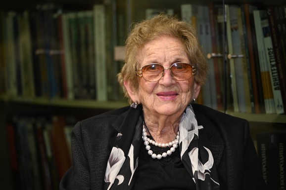 (VIDEO) "ĆERKA I UNUK SU DALEKO, POMAŽU MI UČENICI" Rediteljka ima 96 godina i još uvek radi, priča o finansijskim problemima i receptu dugovečnosti: "Bojim se da će roboti zameniti čoveka"