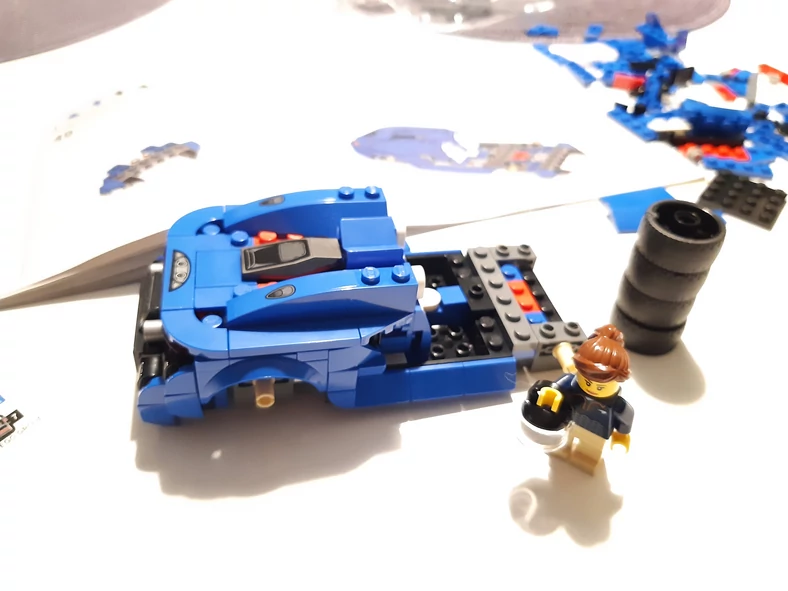 Zestaw LEGO Speed Champions McLaren Elva (76902) wybudujemy szybciej, bo składa się z mniejszej liczby części. Mimo to, zważywszy na skalę auta, należy docenić dbałość o detale.