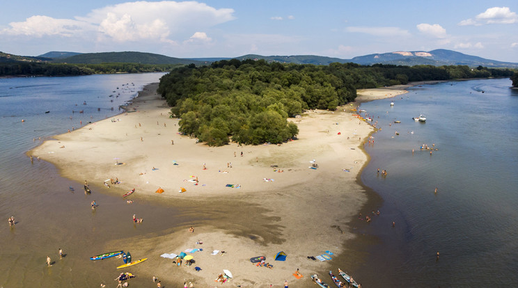 Kisoroszinál a strandolók serege mutatja, hogy már nem félnek a Duna vízminőségétől. / Fotó: MTI Mohai Balázs