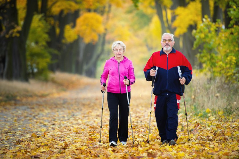 Dla wzmacniania kości niezbędny jest ruch. Dobry jest nordic walking. 