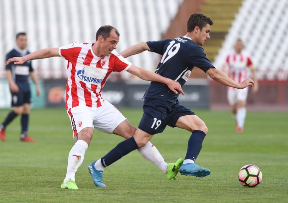 Nemanja Nikolić u duelu sa Nenadom Milijašem