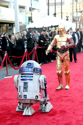 R2-D2 i C-3PO na premierze 'Gwiezdnych wojen: Przebudzenia mocy'