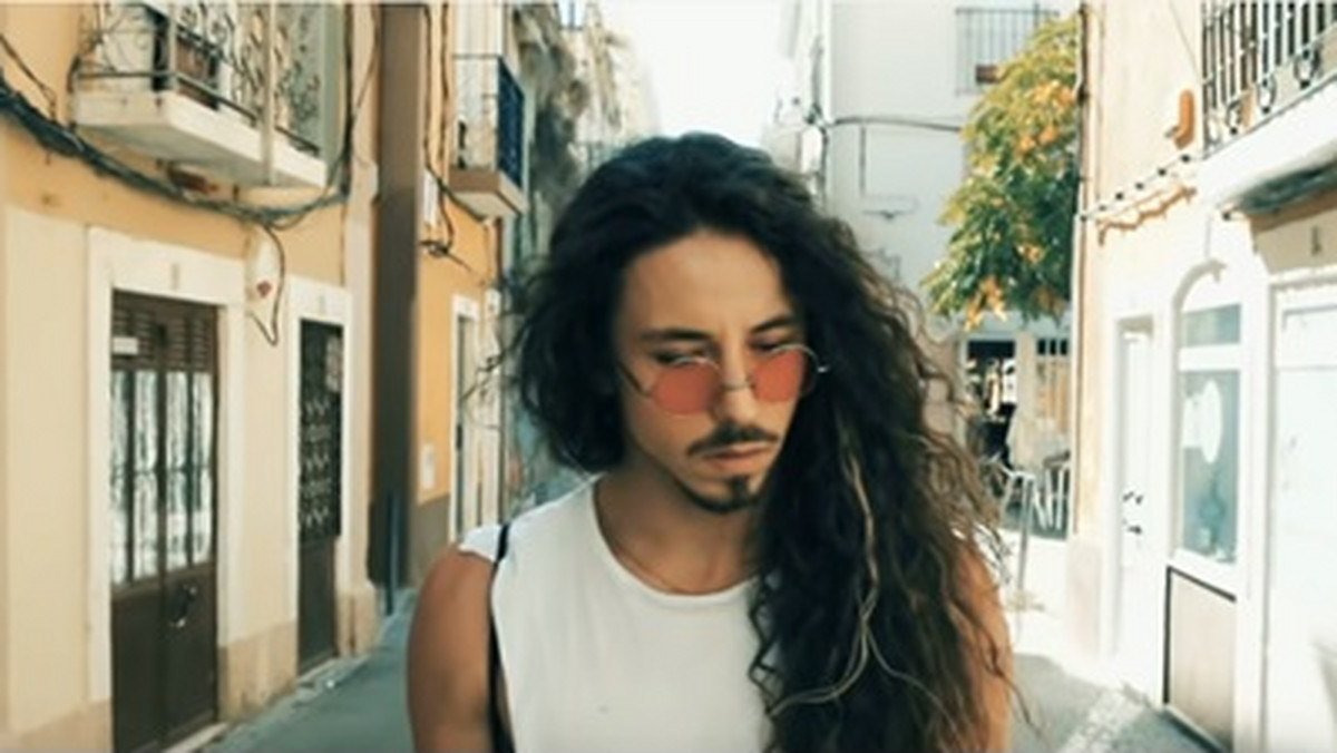 Michał Szpak prezentuje wakacyjny klip do utworu "Tic Tac Clock", pełen pięknych, nadmorskich scenerii, powstawał m.in. w Portugalii podczas podróży wokalisty. W utworze słychać fascynację artysty latami 80. i 90.