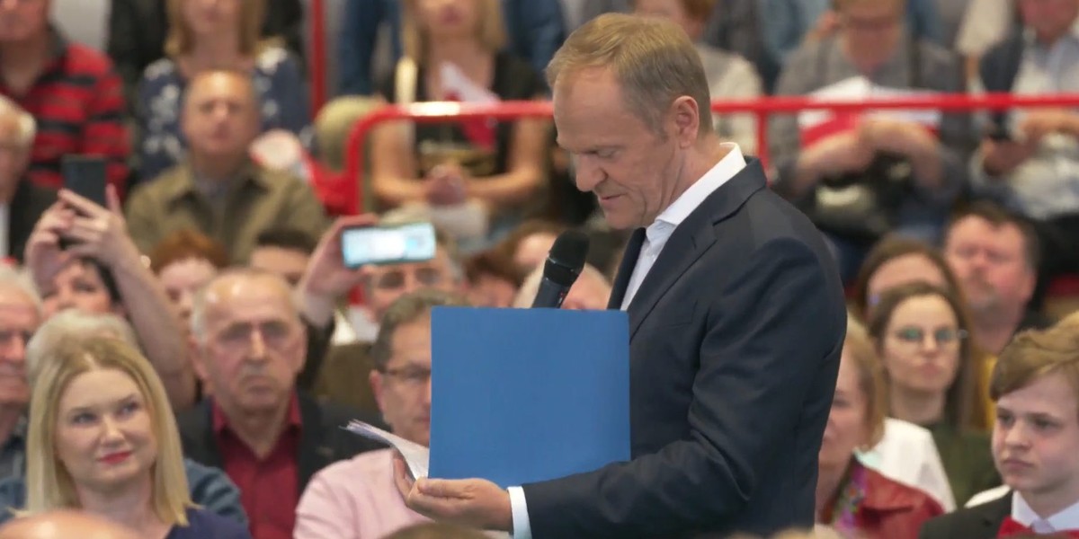 Donald Tusk z tajemniczą, niebieską teczką.