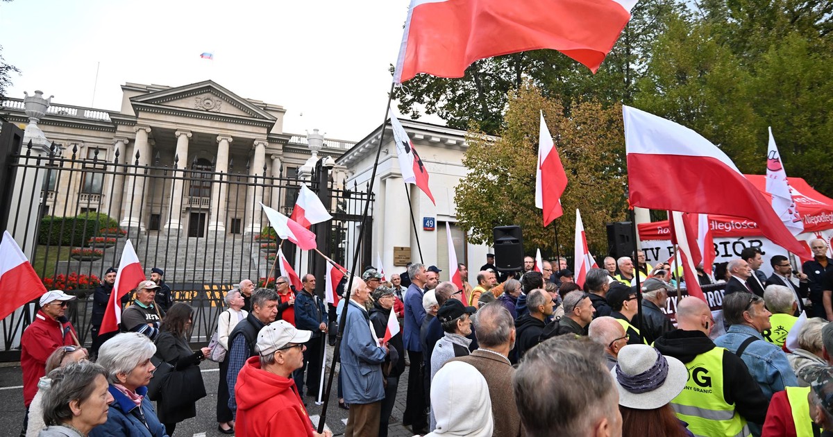 Gorąco pod ambasadą Rosji. Na czele protestu znany polityk PiS