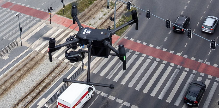 "Stopek" albo dron w służbie policji drogowej. Tak zacznie się rok szkolny w Łodzi i całym regionie, więc... Uważajcie przed szkołami i na przejściach dla pieszych