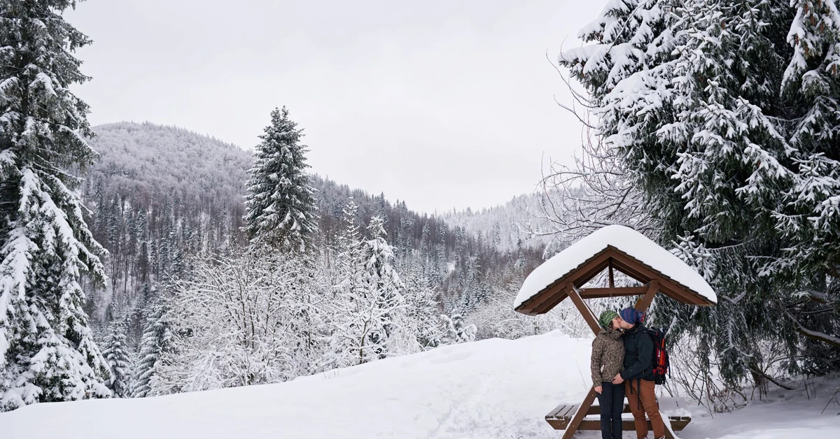 Zima uderzy tam, gdzie nikt się jej nie spodziewa. Śnieg zasypie drogi przed świętami 2025. Czy Polskę pokryje biały puch?