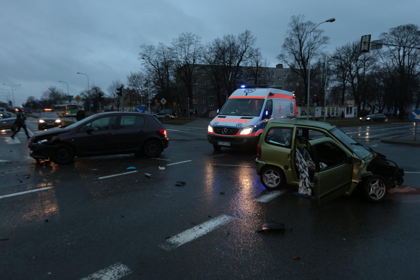 Dramat na skrzyżowaniu. Kierowcę wyrzuciło z samochodu