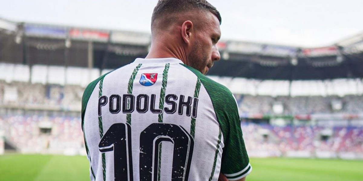Lukas Podolski w koszulce Wisłoki Dębica