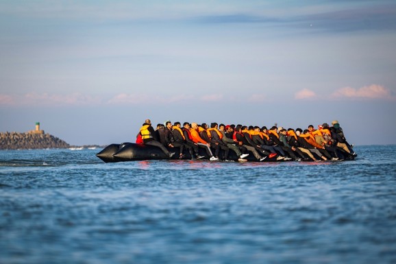 PALI SVI REKORDI NA LAMANŠU! "Ova ilegalna invazija je vanredna situacija": Čak 230 migranata u malom čamcu prešlo more do Britanije