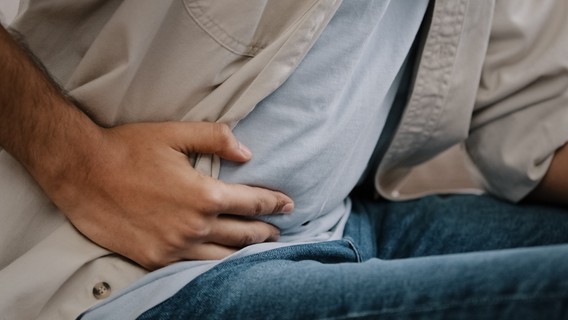 Apró jelek a kézen: az orvos szerint így is kiszúrható a májkárosodás