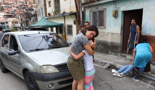 Žena grli dete nakon zemljotresa u Karakasu, Venecuela, sreda, 24. jun 2026.