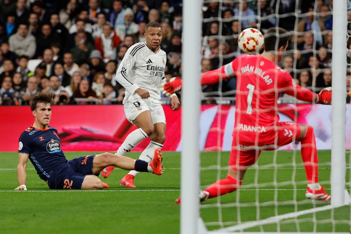 Kylian Mbappe strzela gola dla Realu Madryt w meczu z Celtą Vigo