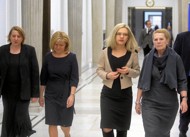 Magdalena Merta, Ewa Błasik , Małgorzata Wassermann i Ewa Kochanowska w drodze na konferencję prasową przedstawicieli rodzin ofiar katastrofy smoleńskiej, 2015 r.