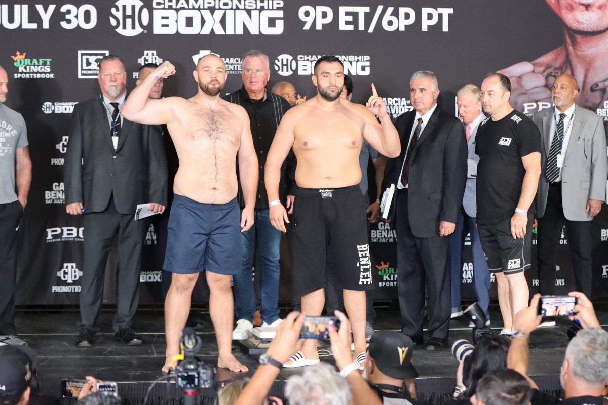 Adam Kownacki i Ali Demirezen podczas oficjalnego ważenia przed walką
