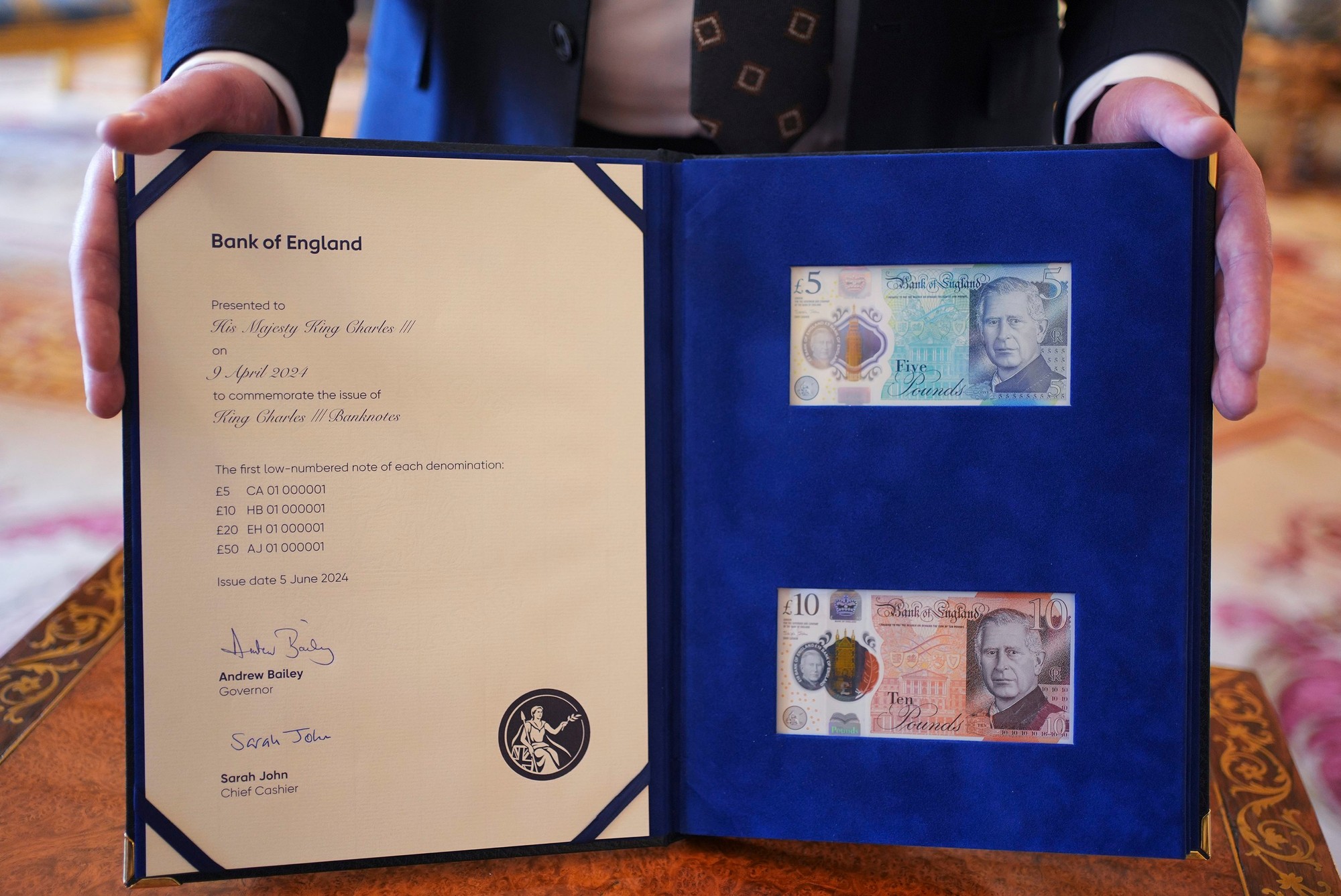Pohľad na bankovky 5 £ a 10 £ s portrétom britského kráľa Karola III., ktoré vstúpia do obehu 5. júna.