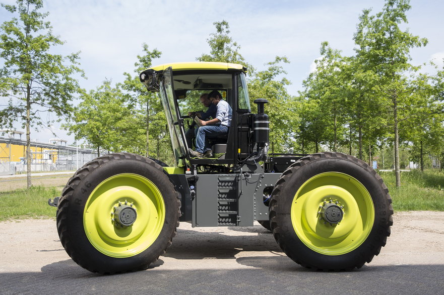 H2Trac EOX 175, pierwszy na świecie zeroemisyjny traktor napędzany wodorem podczas prezentacji w fabryce w Arnhem w Holandii, czerwiec 2021 r. 