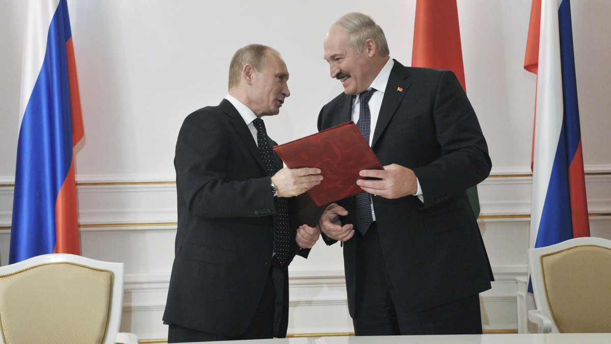 - Białoruś nigdy nie wyrzeknie się swojej państwowości - oświadczył w poniedziałek prezydent Białorusi Alaksandr Łukaszenka w wystąpieniu na uroczystości poświęconej Dniu Niepodległości, który jest oficjalnie obchodzony 3 lipca. Dodał, że nigdzie nie ma takich sił, które zmusiłyby Białoruś, by padła na kolana.