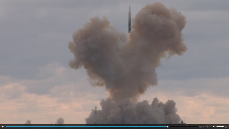 Ujęcie klatki pobrane z materiałów wideo z oficjalnej strony rosyjskiego prezydenta kremlin.ru pokazuje komputerową symulację hipersonicznych pocisków Awangard.