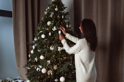 nie stawiaj choinki w tym miejscu! oto lista miejsc zwiększających ryzyko nieprzyjemnych incydentów