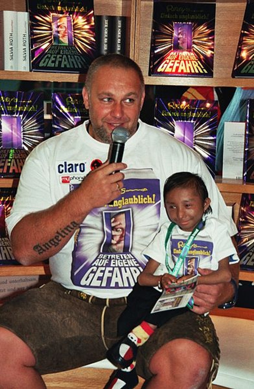 Hagendra Tapa Magar s Francom Milnerom, "najjačim muškarcem na svetu", na Sajmu knjiga u Frankfurtu 2011. godine