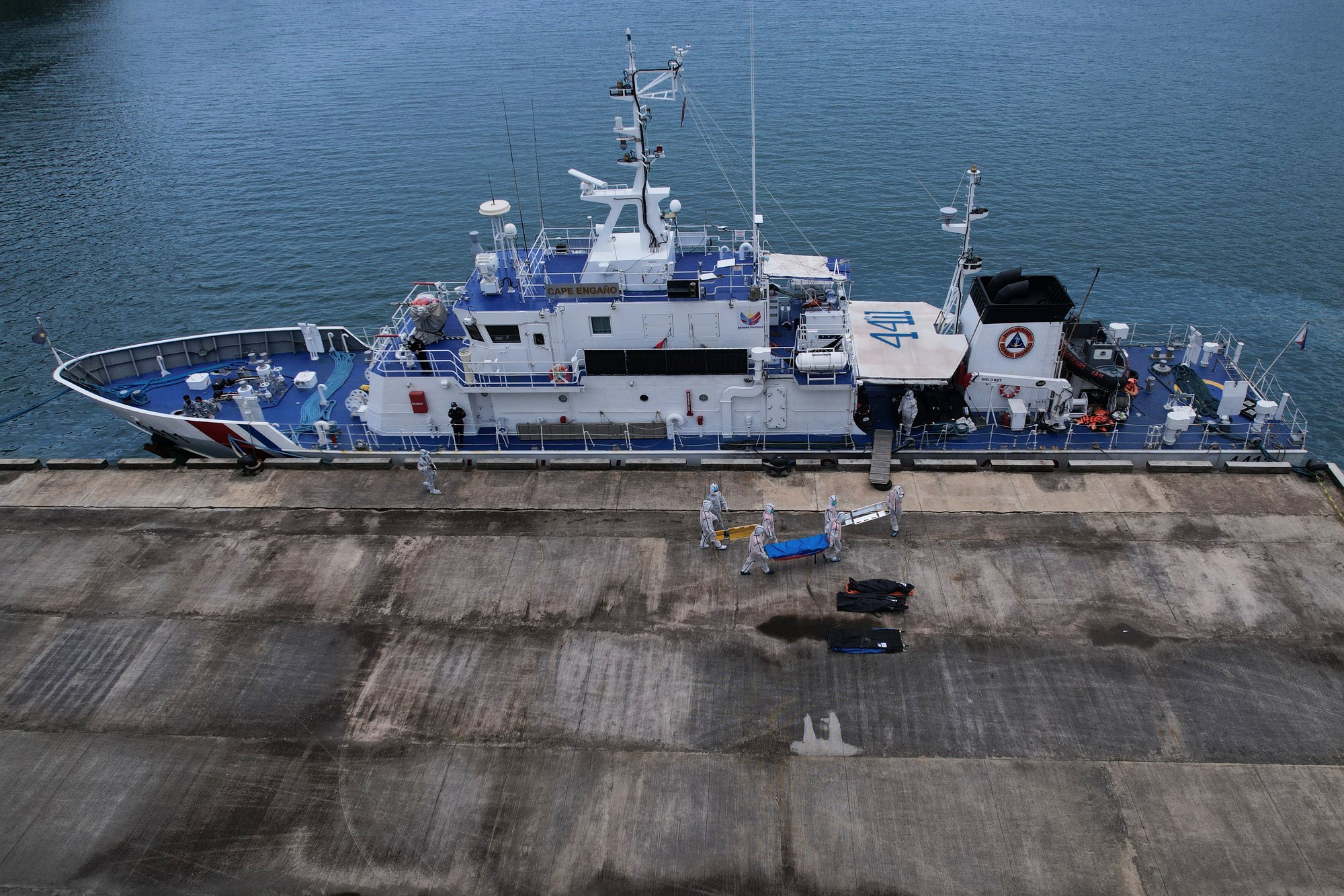 Trajekt na Filipínach po vypuknutí požiaru narazil na plytčinu.