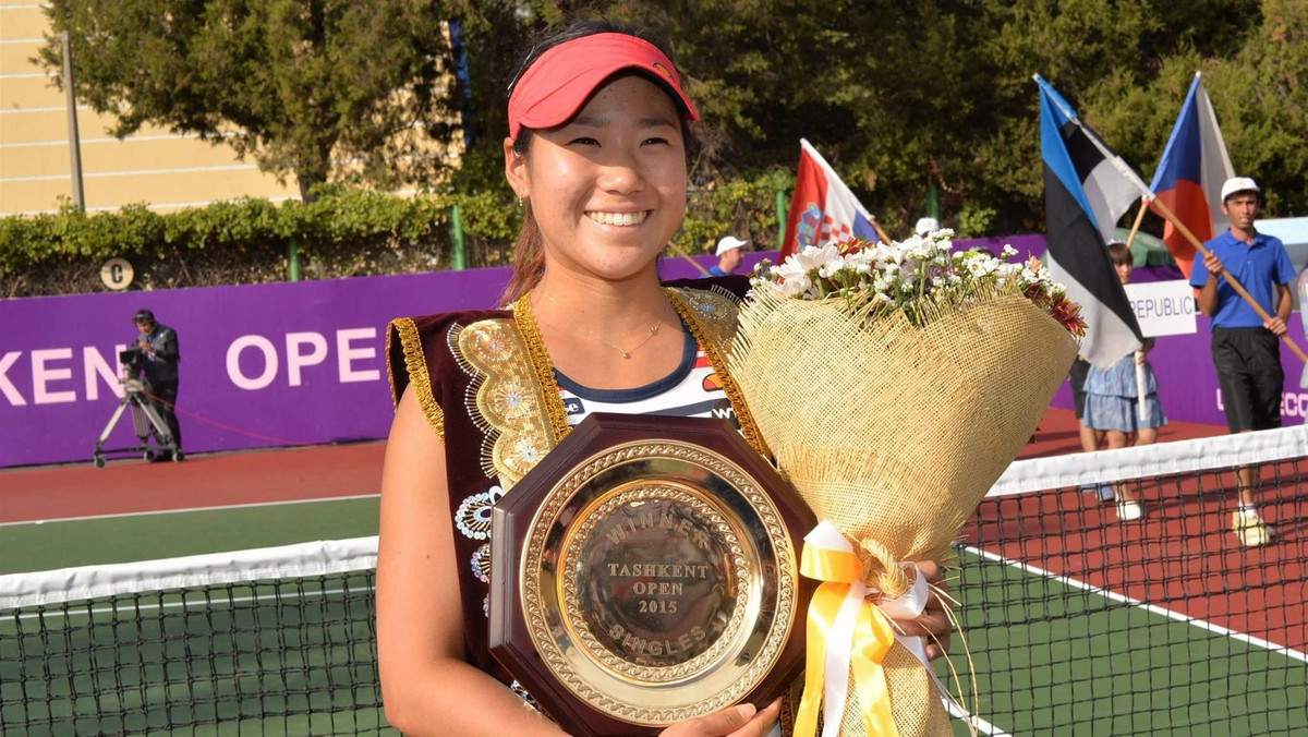 Japońska tenisistka Nao Hibino, która jeszcze miesiąc temu nie miała na koncie żadnego wygranego meczu w zawodowym tourze, w sobotę zwyciężyła w turnieju WTA International w Taszkiencie. Po jednostronnym finale pokonała Donnę Vekić 6:2, 6:2.