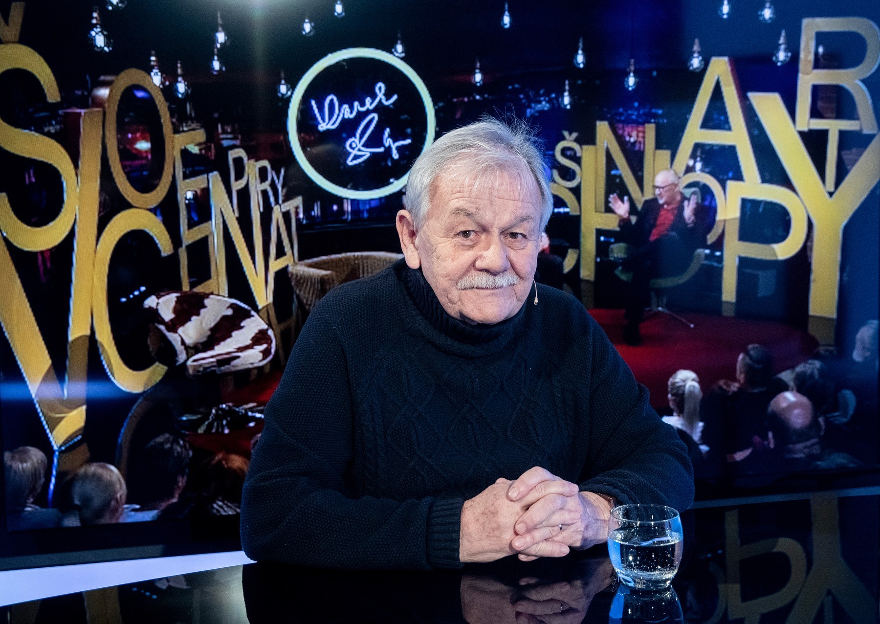 Moderátor programu Karel Šíp si svojím nenásilným humorom získal stálu priazeň divákov. 