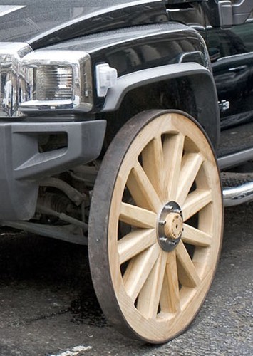 ... a on założył do swojego cacka drewniane koła