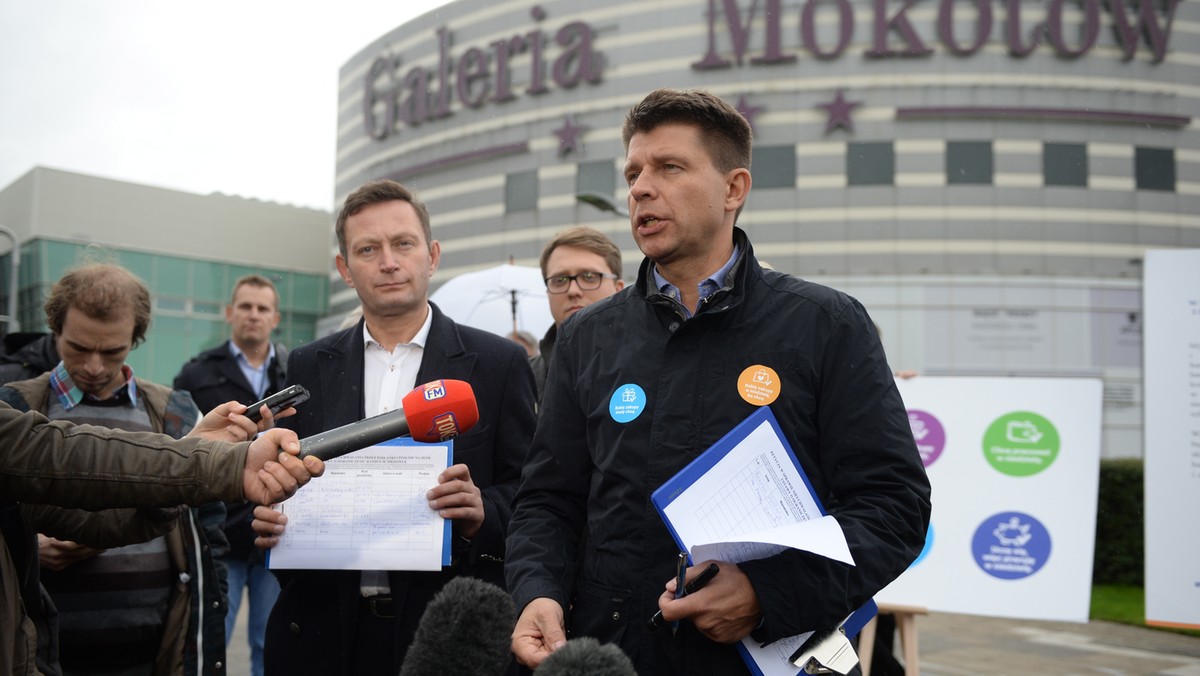 Jeśli ktoś nie chce robić zakupów w niedzielę, to niech ich nie robi - powiedział lider partii Nowoczesna Ryszard Petru. Ugrupowanie rozpoczęło zbiórkę podpisów pod petycją do posłów i posłanek, żeby nie głosowali za ustawą ograniczającą handel w niedziele.