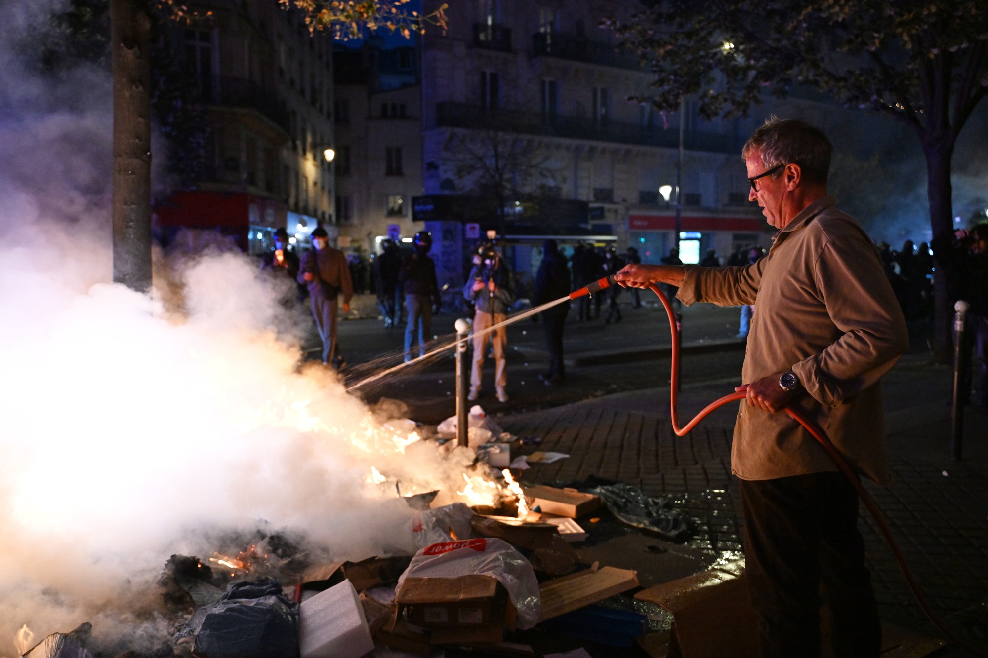 Protesty vo Francúzsku sprevádzali násilnosti a požiare. 