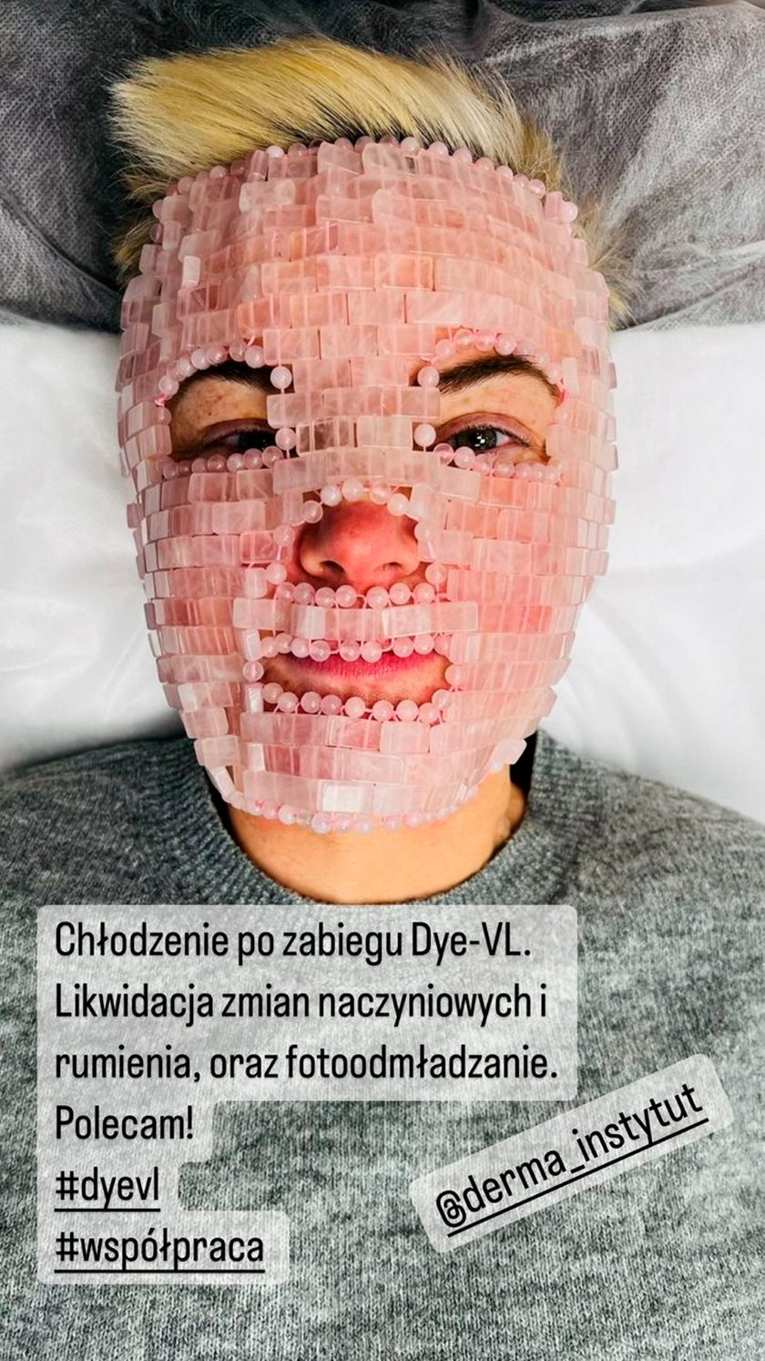 Monika Richardson i maseczka na twarzy.